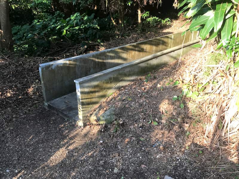 沖縄のお墓の入り口で、清掃をした後の様子