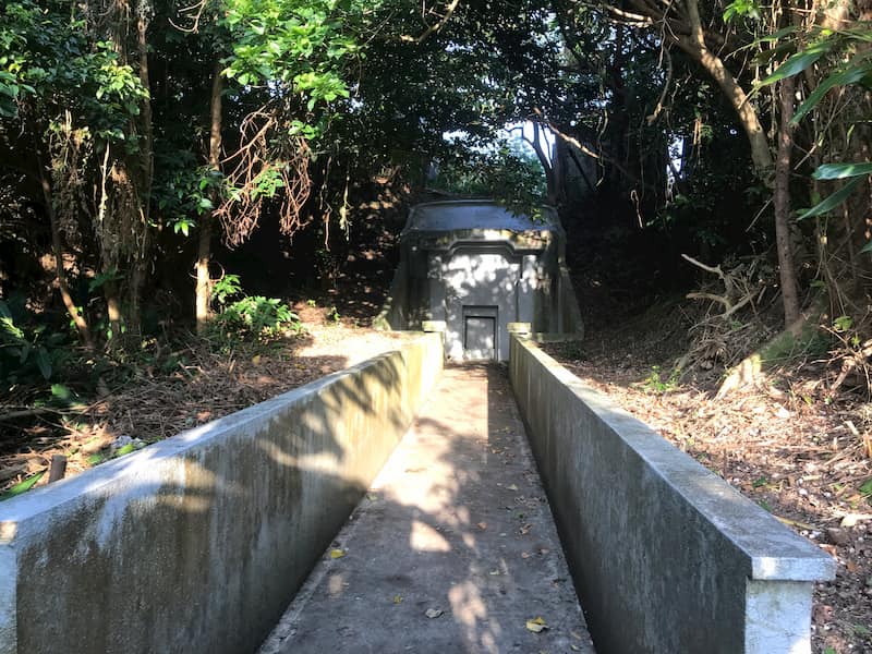 沖縄のお墓を真正面から見ていて、清掃をした後の様子