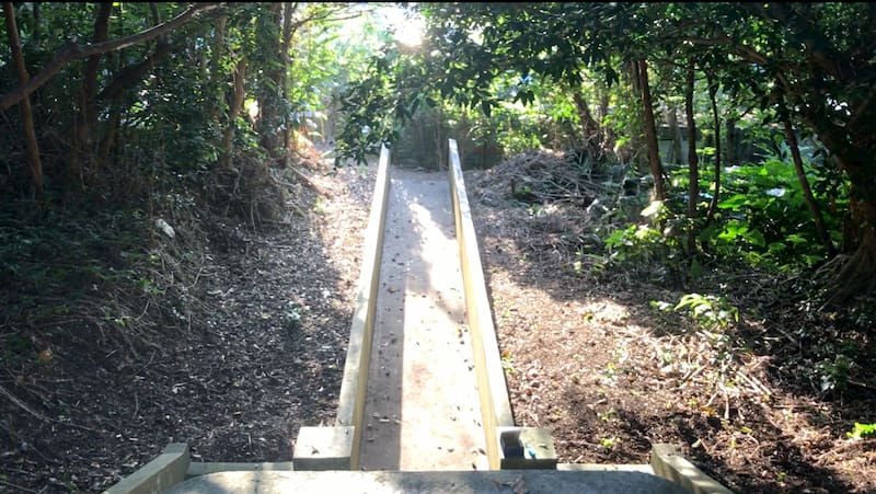 沖縄のお墓を上から見ていて、清掃をした後の様子