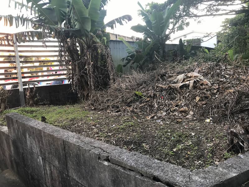 除草剤が必要ないぐらい草が生えていた沖縄のお墓の左側の清掃後の様子