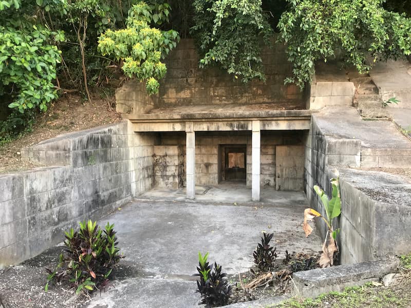 除草剤が必要ないぐらい草が生えていた沖縄のお墓の清掃後の全体の様子