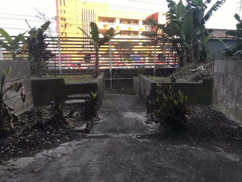 除草剤が必要ないぐらい草が生えていた沖縄のお墓の左側の清掃後の様子